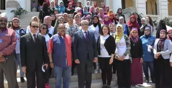 طلاب جامعة المنيا يلتقطون الصور التذكارية مع المحافظ أثناء التصويت على تعديل الدستور