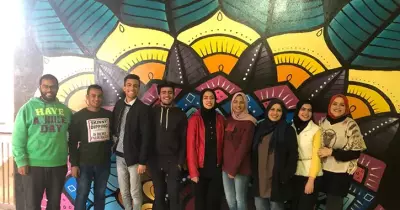طلاب الفنون التطبيقية يرسمون جدارية لتجميل كلية الهندسة جامعة بنها