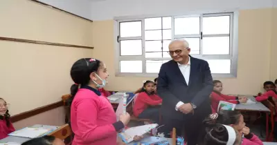 رضا حجازي يتابع انطلاق الدراسة في المدارس ويشارك الطلاب الحصص.. صور