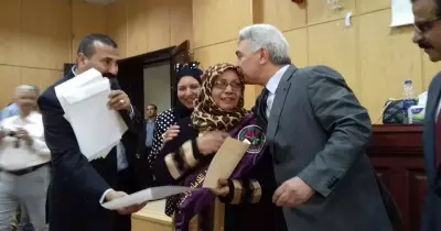صور| عميد «إعلام بني سويف» يقبّل رأس أسر ضحايا الجيش والشرطة