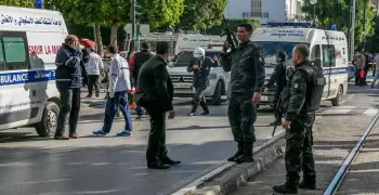مقتل 2 من الشرطة في تفجير انتحاري قرب سفارة فرنسا بتونس
