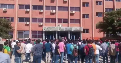 إضراب عن المحاضرات بمعهد هندسة العاشر.. وطلاب للعميد: «ارحل»