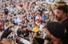 أحمد العوضي في موقف صعب عقب صلاة العيد (فيديو)