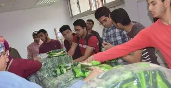 الصيدلية الخيرية بطب بنها توزع 200 شنطة رمضانية (صور)