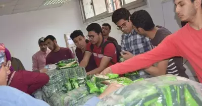 الصيدلية الخيرية بطب بنها توزع 200 شنطة رمضانية (صور)