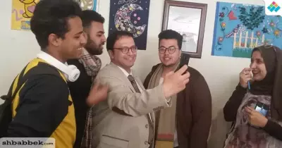 عميد كلية التربية النوعية جامعة بنها يلتقط «السيلفي» مع الطلاب