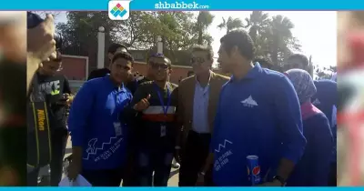 «طلاب حلوان» يلتقطون صورا تذكارية مع نجم منتخب مصر زكريا ناصف