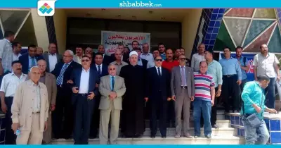 على سلالم الجامعة.. وقفة احتجاجية لأعضاء هيئة التدريس ضد قرار شيخ الأزهر (صور)