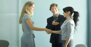 الانطباعات الأولى تدوم.. هكذا تستعد لمقابلة شخص لأول مرة