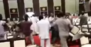 شاهد «خناقة بالكراسي» بين الأحزاب السودانية في اجتماع المجلس العسكري