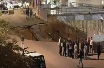 انهيار أرضي في التجمع الخامس.. سقوط محلات تجارية وإصابة شخصين داخل محطة وقود