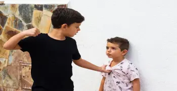 «قلعوا هدومه وضربوه».. ولية أمر تزعم اعتداء أولاد على طالب من ذوي الهمم داخل مدرسة بعين شمس
