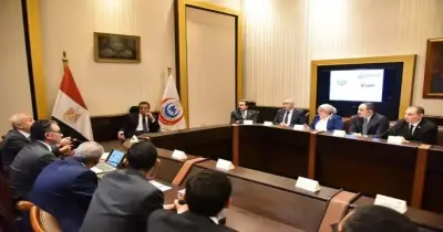وزير الصحة يبحث إدخال الروبوتات الجراحية والذكاء الاصطناعي في جراحات العظام