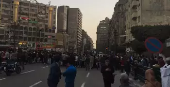 شاهد مواطنون يشاركون الشرطة في تفكيك «قنبلة» بميدان الأوبرا