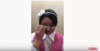 منع طفلة من القبائل النازحة من الالتحاق بمدرستها يثير غضب السعوديين.. شاهد بكاء الطفلة
