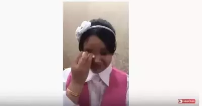 منع طفلة من القبائل النازحة من الالتحاق بمدرستها يثير غضب السعوديين.. شاهد بكاء الطفلة