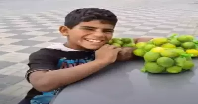 فيديو طفل الليمون وقصته المؤلمة بعد حادث والديه