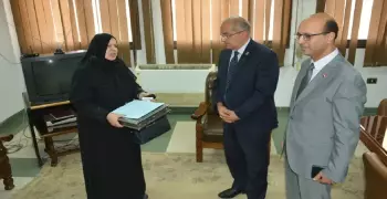 رئيس جامعة أسيوط يكرم والدة النقيب مصطفى عثمان (صور)