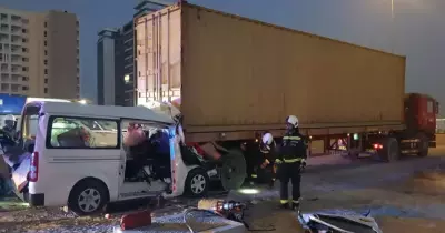 انحشرت سيارة أسفل شاحنة.. وفاة 8 أشخاص في حادث شارع الشيخ محمد بن زايد بالإمارات