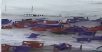 فيديو نادي المهندسين وخروج البحر بالإسكندرية.. المياه تحرك السيارات والكراسي