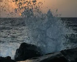 الأرصاد تحذر من نزول الشواطئ الجمعة في عدة محافظات