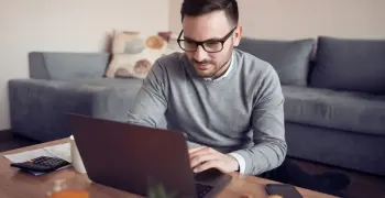 الحكومة تعتمد نظام العمل عن بعد للعاملين في القطاع الخاص يوم الأحد ولمدة شهر