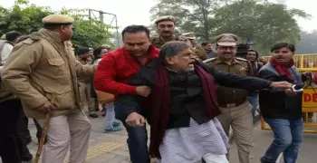 15 صورة توثق سحل الشرطة الهندية للنساء خلال المظاهرات