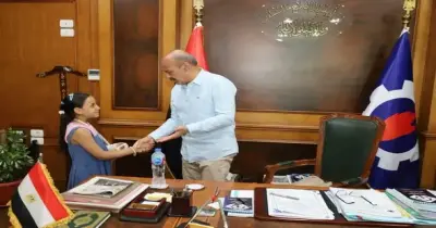 محافظ السويس يوقف معلمة عن العمل ويحيل واقعة التعدي على الطالبة حبيبة للنيابة