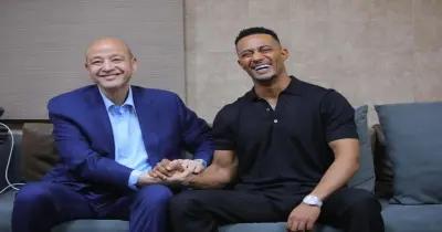 أول لقاء يجمع عمرو أديب ومحمد رمضان بعد الصلح بينهما.. بالأحضان والقبلات