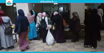 إقبال كبير من طالبات جامعة الأزهر على معرض ملابس «زهرة مصر»