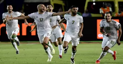 الاعتداء على لاعب جزائري عقب انتهاء الشوط الأول في نهائي أمم أفريقيا