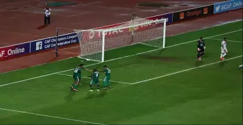 بالصور.. جماهير الزمالك تشتبك مع الأمن في محيط برج العرب