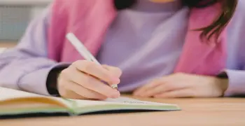 تعد خطوة المراجعة والتنقيح من الخطوات المهمة في كتابة موضوع معين. صواب خطأ