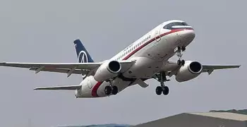 طرد رجل مسن وزوجته من طائرة أمريكية بسبب «نقرة»