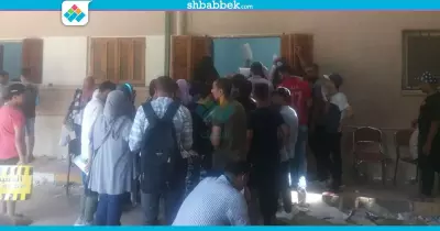 طلاب الشهادات المعادلة يشتكون ارتفاع درجات الحراراة.. وتوافد مستمر على سحب وتقديم الملفات