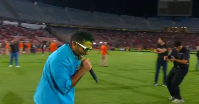 أحمد سعد يشعل أجواء احتفالية صعود منتخب مصر لكأس العالم