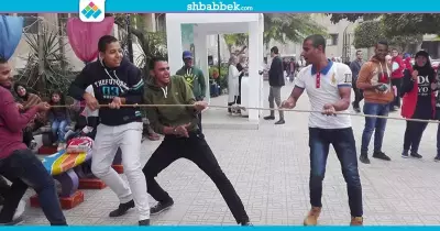 صور| عميد «دار علوم القاهرة» يشارك الطلاب ألعاب اليوم الرياضي