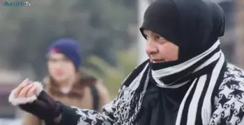 رجل يعتدي على سيدة عجوز تأخرت في عبور الطريق أمام سيارته (فيديو)