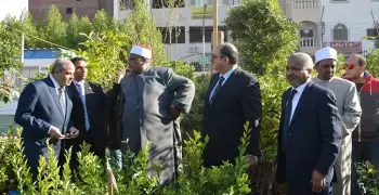 رئيس جامعة الأزهر يتفقد شتلات المنتجات الزراعية في فرع أسيوط
