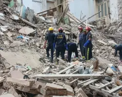انهيار عقار في منطقة العطارين بالإسكندرية اليوم.. صور مؤلمة للبحث عن المفقودين