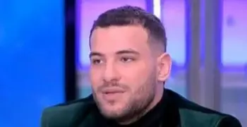 فيديو المطرب مسلم باكياً: مش مسامح أختي ولا أمي