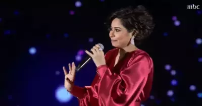 شيرين تقبل يد أحد المعجبين على مسرح الرياض: «بحبك ويارب جوزي ميموتكش»