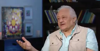 لحظة إنسانية مؤثرة.. تأثر الفنان خالد زكي لحظة إعلامه بوفاة هاني شاكر (فيديو)