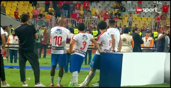 لاعبو الزمالك يرفضون تسلم الميدالية الفضية بعد هجوم جمهور الأهلي (فيديو)