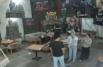 شاب يعتدي على عاملات بكافيه بسبب خلاف على الحساب (فيديو)