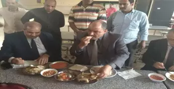 رئيس جامعة الأزهر يتناول الغداء مع طالبات المدينة الجامعية