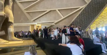 توافد آلاف السياح على المتحف المصري الكبير في اليوم الأول لافتتاحه (صور)