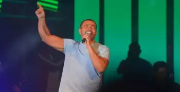 عمرو دياب بالجامعة البريطانية.. والهضبة للطلاب: «اوعوا يكون حد فيكوا بيشرب سجاير» (صور)