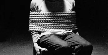 السجن 13 سنة لفتاة قطعت العضو الذكري لصديقها بمقص.. ماذا فعل؟