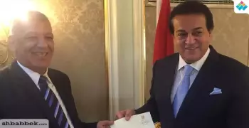 لأمانته.. تكريم موظف بـ«معهد عالي» أعاد حقيبة أموال لصاحبها